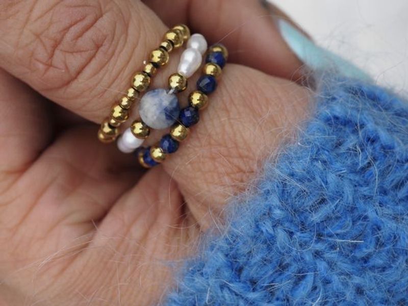 ring med perler og blå sten
