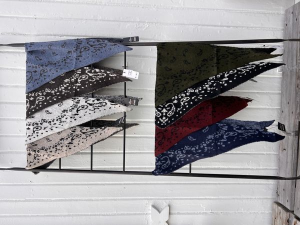 trekantskjerf strikket ull/viscose paisleymønster